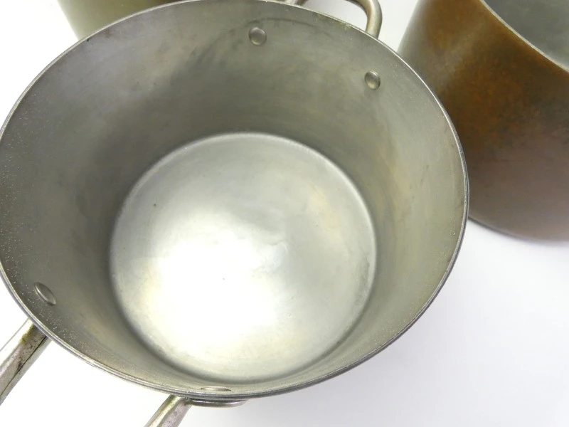 Set van 5 koperen kookpotten en 5 koperen pannen met deksels