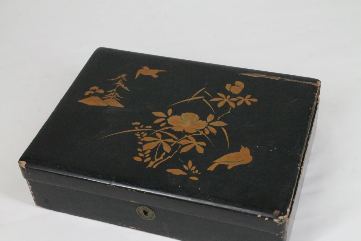 Vintage speldoos met fiches en dobbelstenen