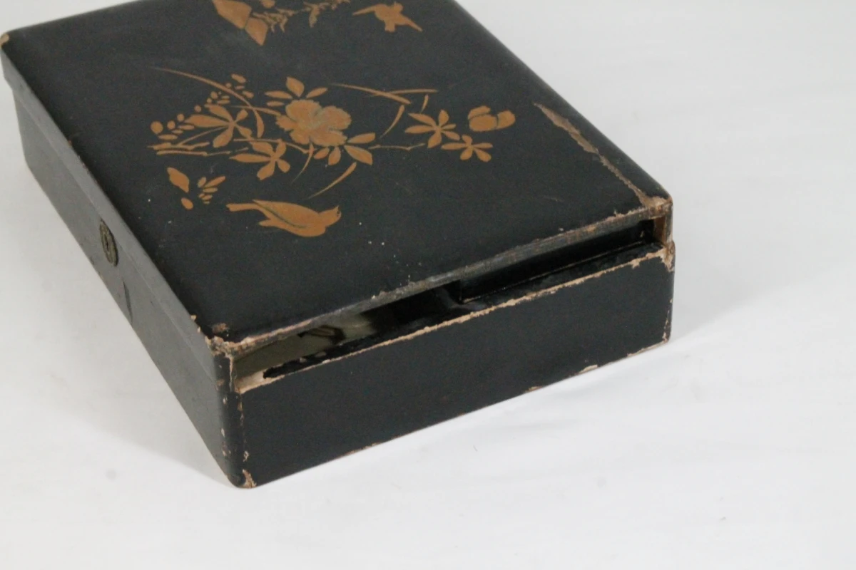 Vintage speldoos met fiches en dobbelstenen