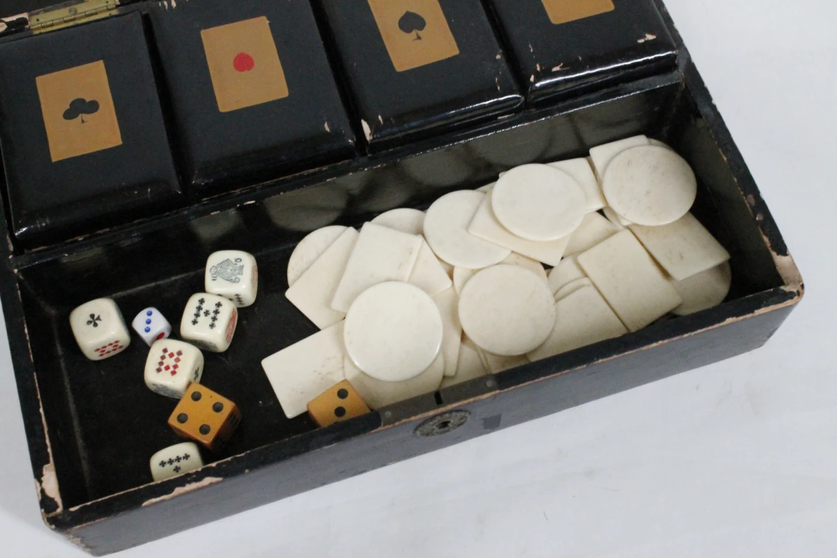 Vintage speldoos met fiches en dobbelstenen