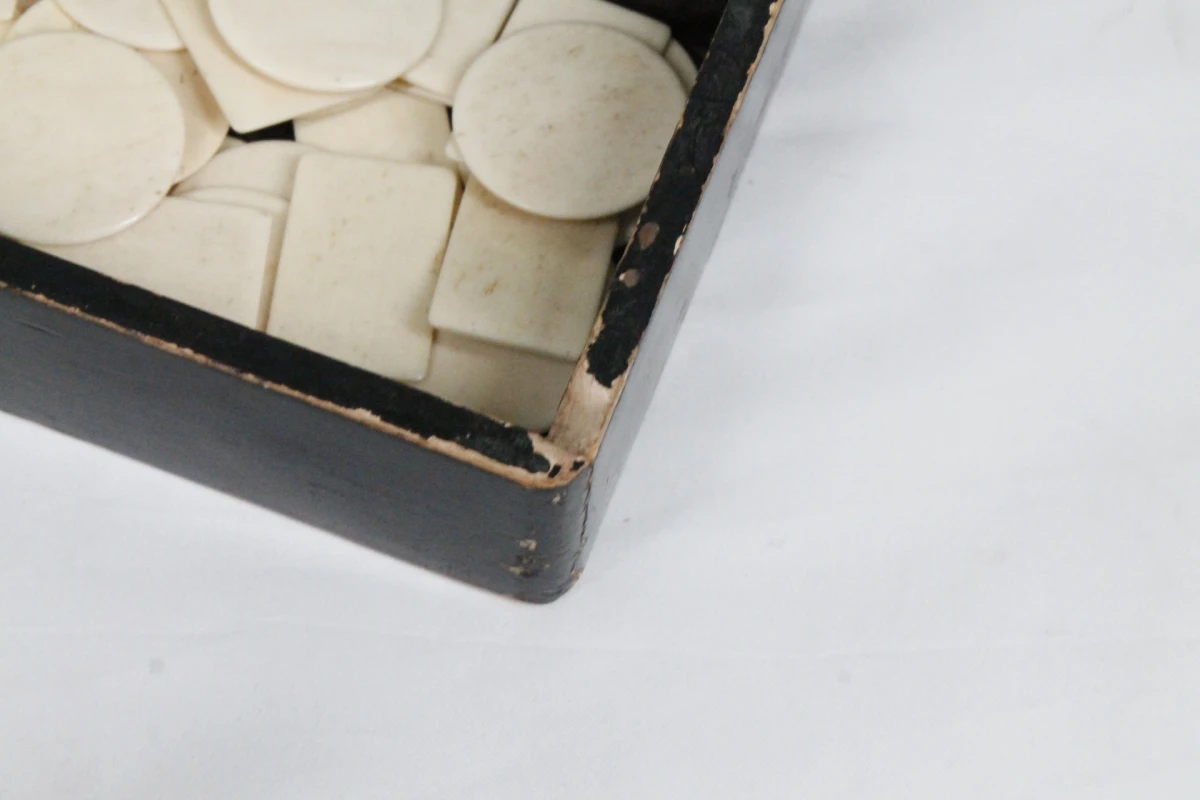 Vintage speldoos met fiches en dobbelstenen