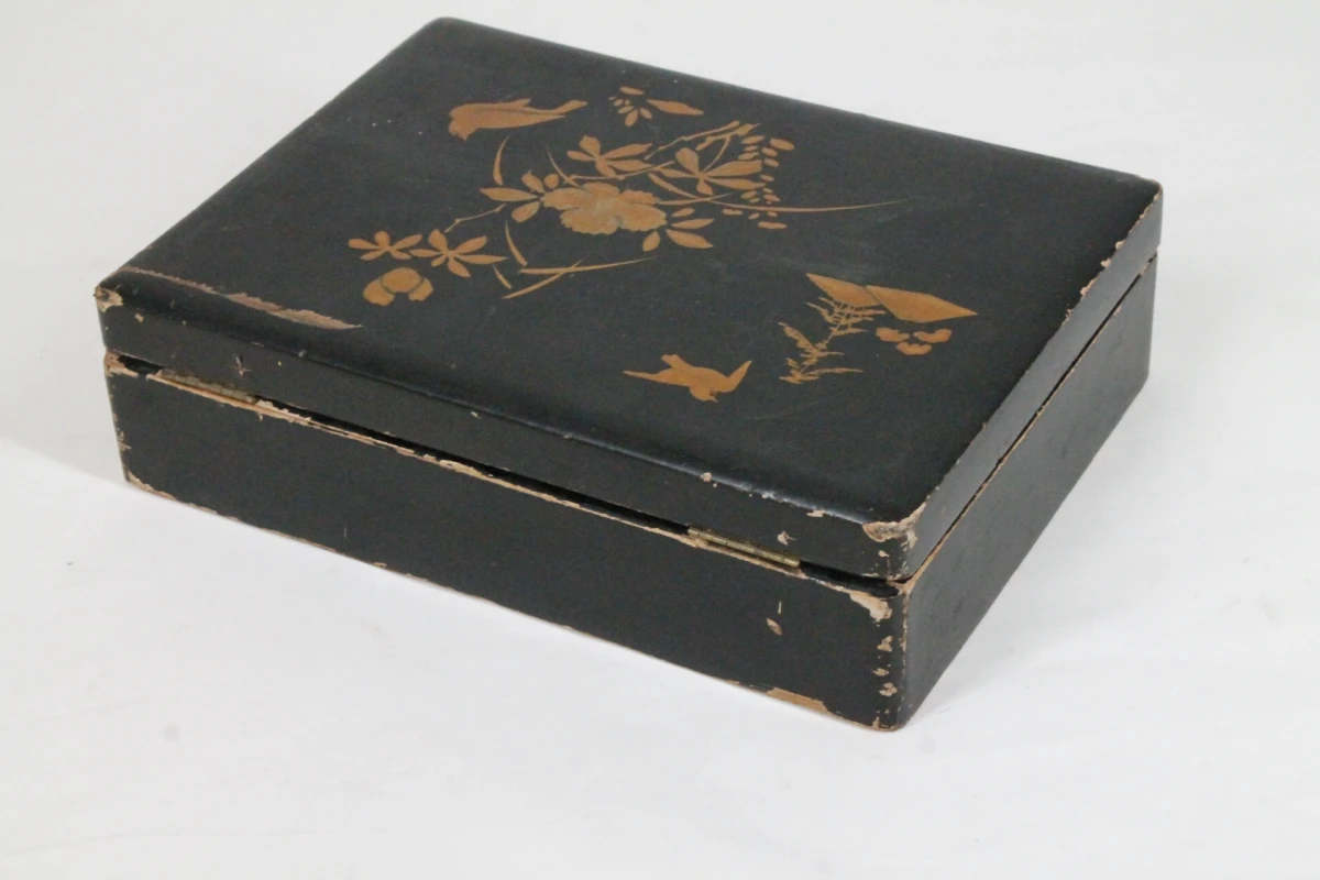 Vintage speldoos met fiches en dobbelstenen