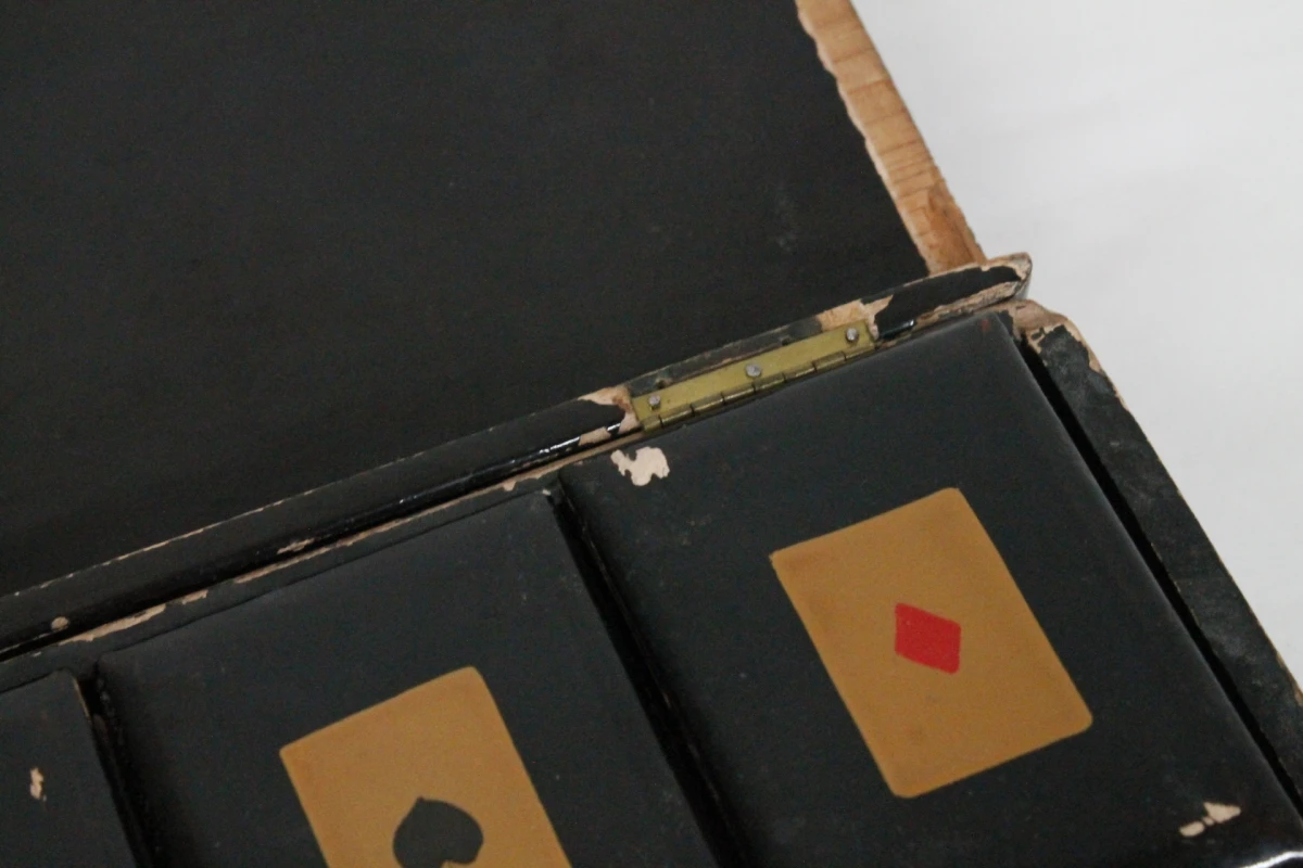 Vintage speldoos met fiches en dobbelstenen