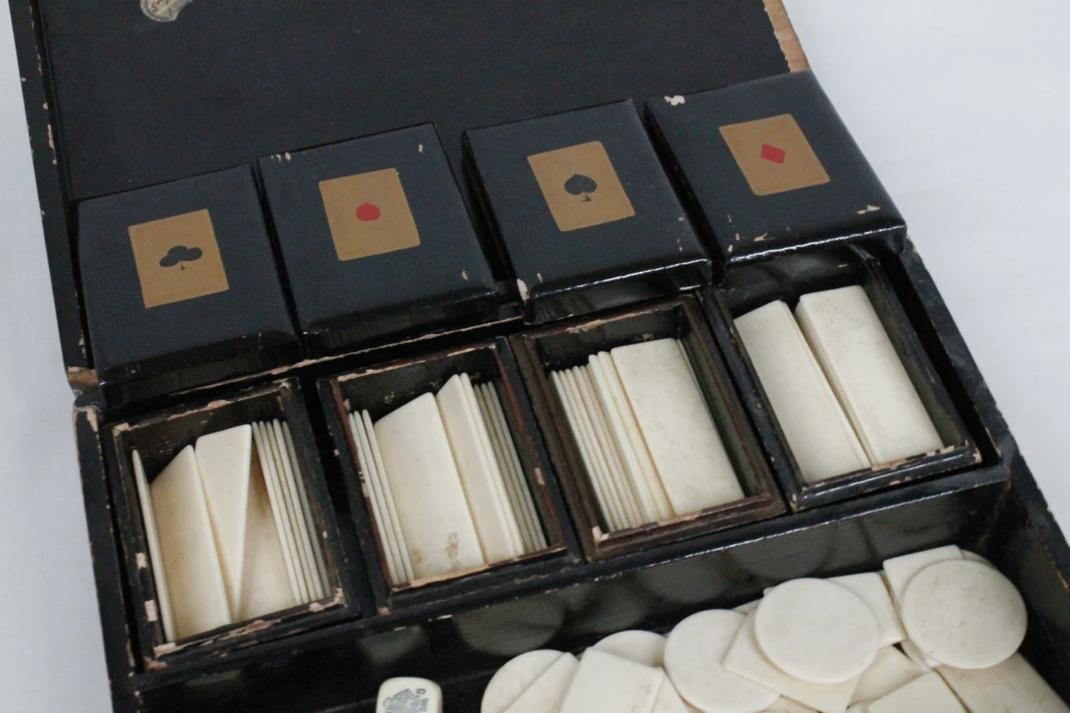 Vintage speldoos met fiches en dobbelstenen