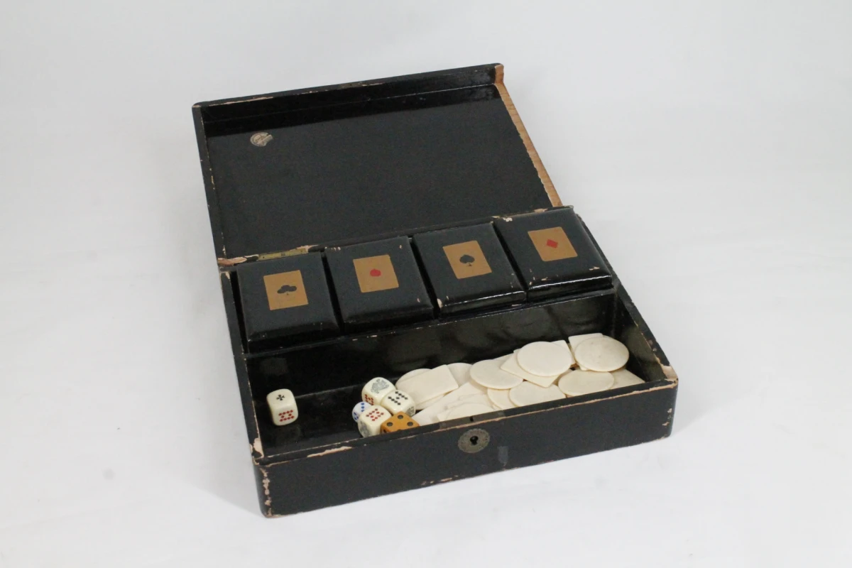 Vintage speldoos met fiches en dobbelstenen