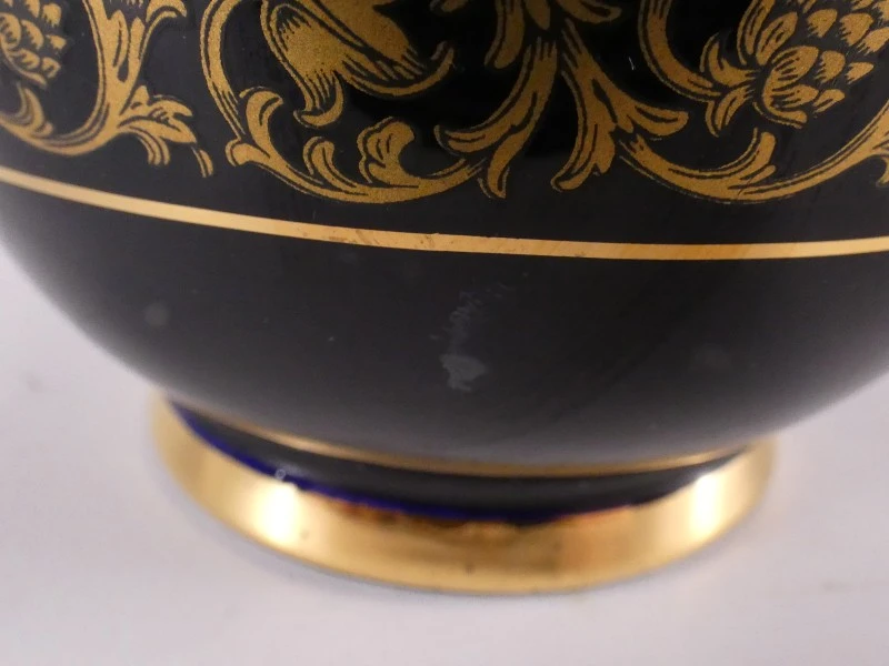 Vier vazen ​​met 24-karaats gouden details, van I. Spyropoulos.