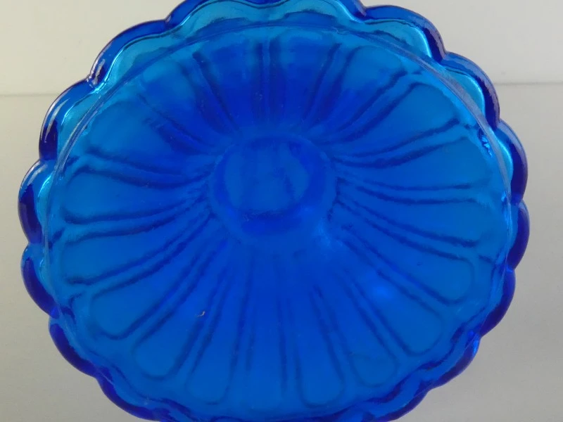 Blauwe persglazen kaarshouder en decanteerkaraf