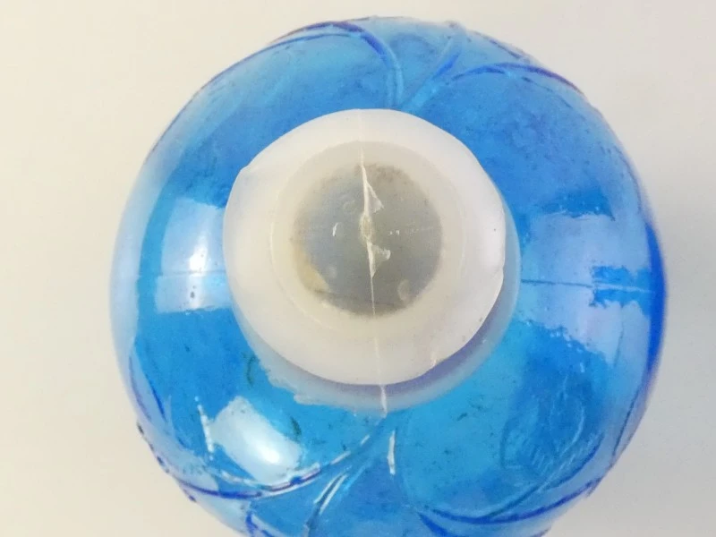 Blauwe persglazen kaarshouder en decanteerkaraf