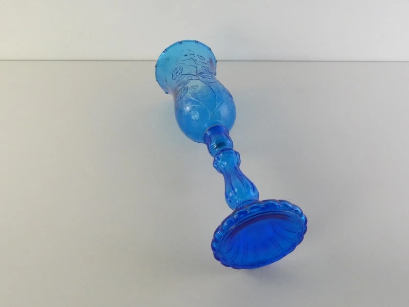 Blauwe persglazen kaarshouder en decanteerkaraf