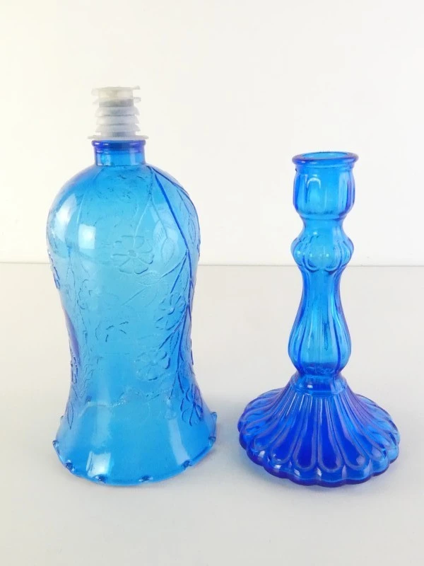 Blauwe persglazen kaarshouder en decanteerkaraf