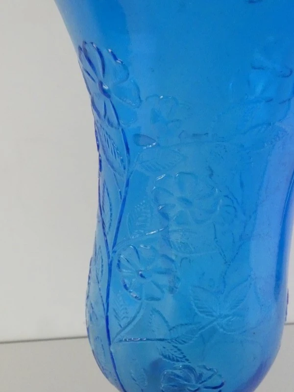 Blauwe persglazen kaarshouder en decanteerkaraf