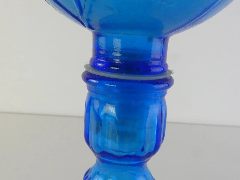 Blauwe persglazen kaarshouder en decanteerkaraf