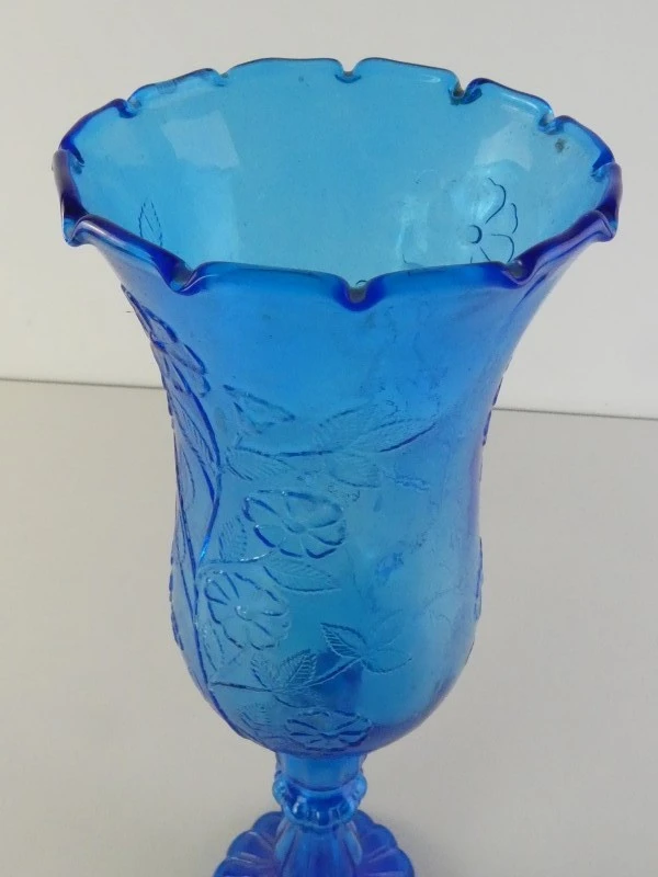 Blauwe persglazen kaarshouder en decanteerkaraf