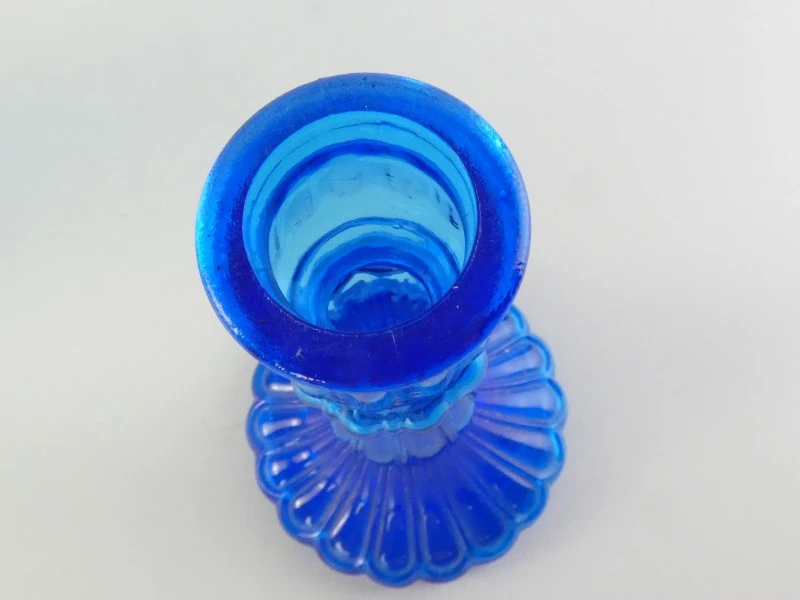 Blauwe persglazen kaarshouder en decanteerkaraf