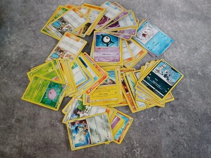 Groot Pokémon pakket - 300 Kaarten, verzamelblik, boek en notebook - foto 8