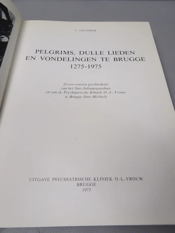 historisch boek: Pelgrims, dulle lieden en vondelingen te Brugge 1275-1975 - Jozef Geldhof - foto 4