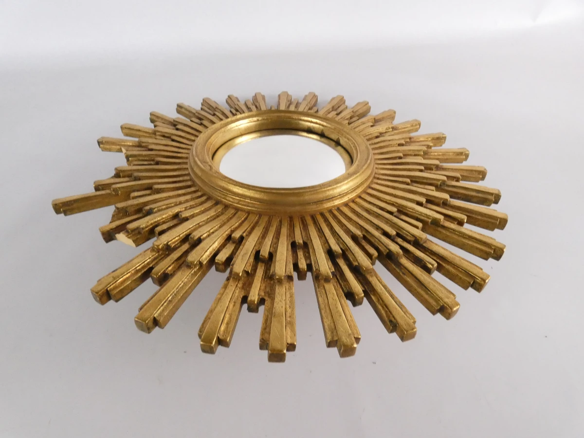 Decoratieve gouden bolle zonnespiegel met beschadigingen