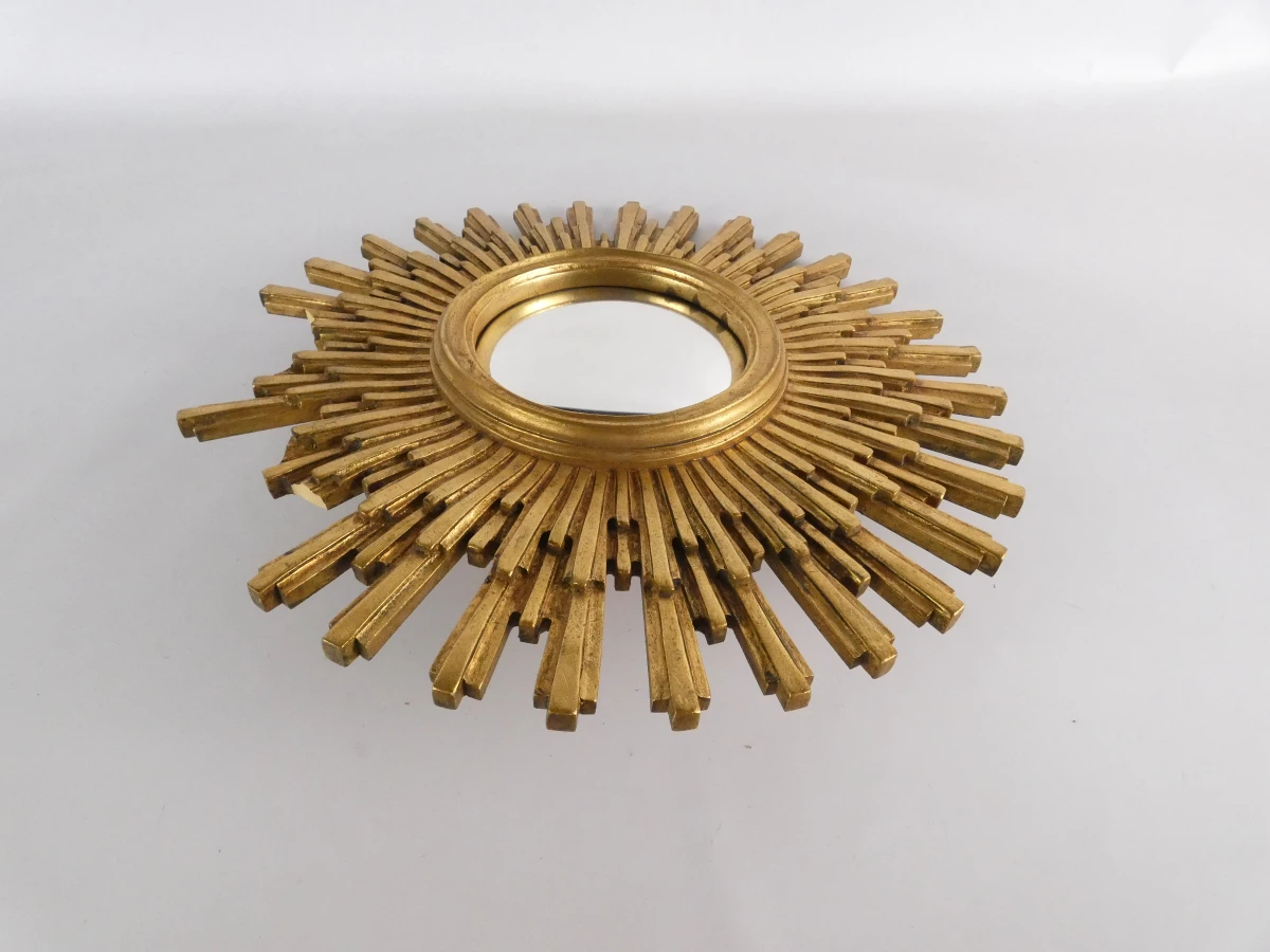 Decoratieve gouden bolle zonnespiegel met beschadigingen