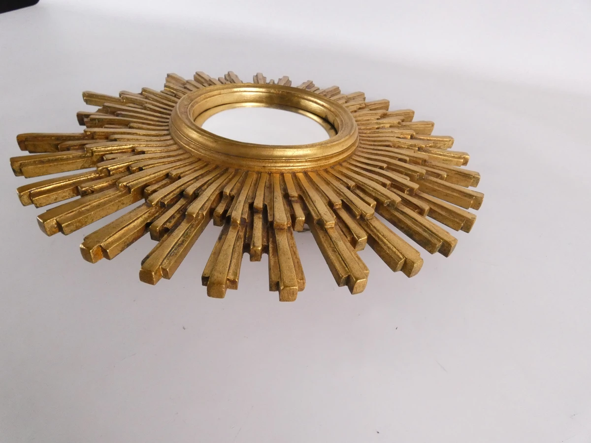 Decoratieve gouden bolle zonnespiegel met beschadigingen