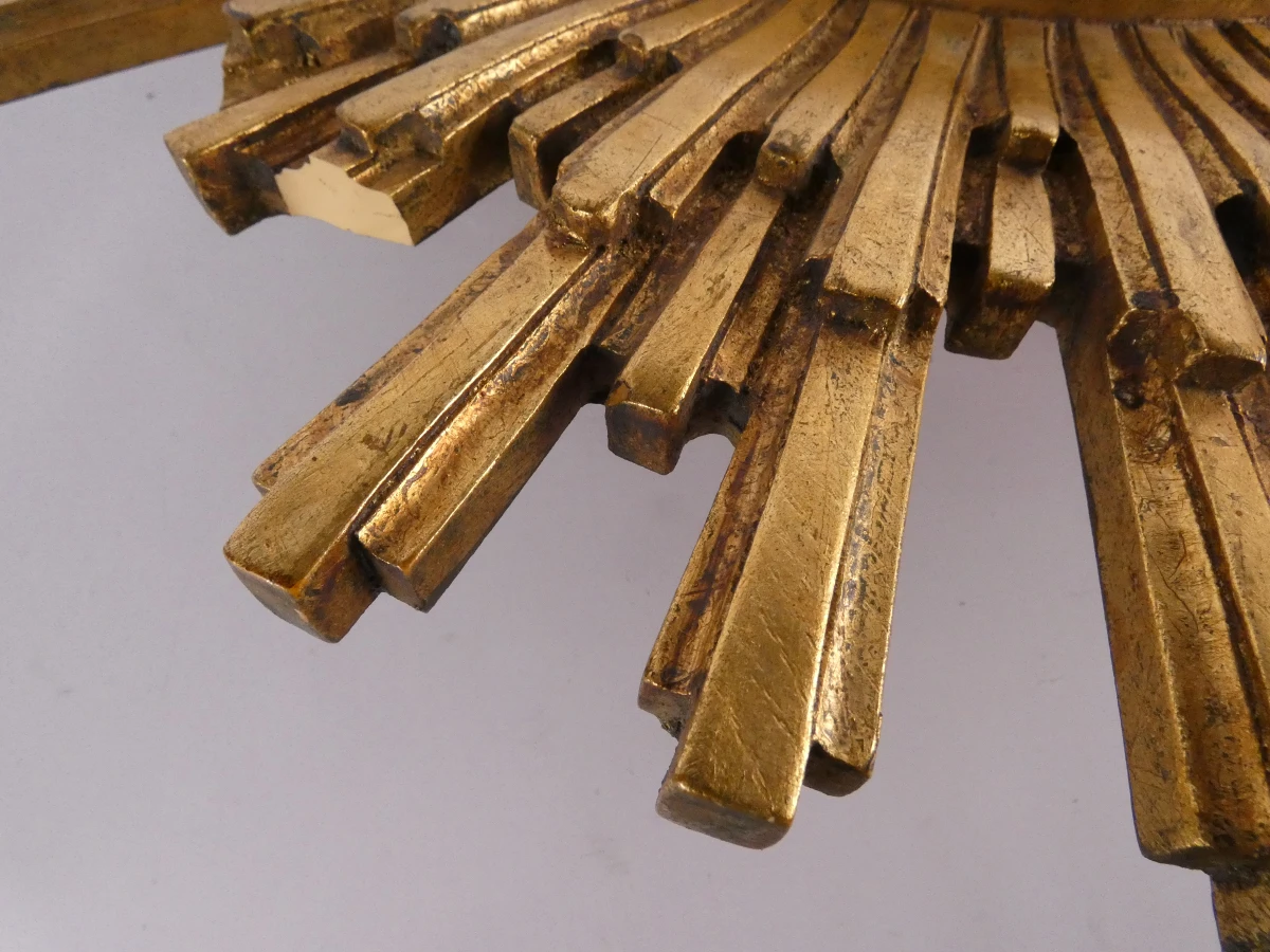Decoratieve gouden bolle zonnespiegel met beschadigingen