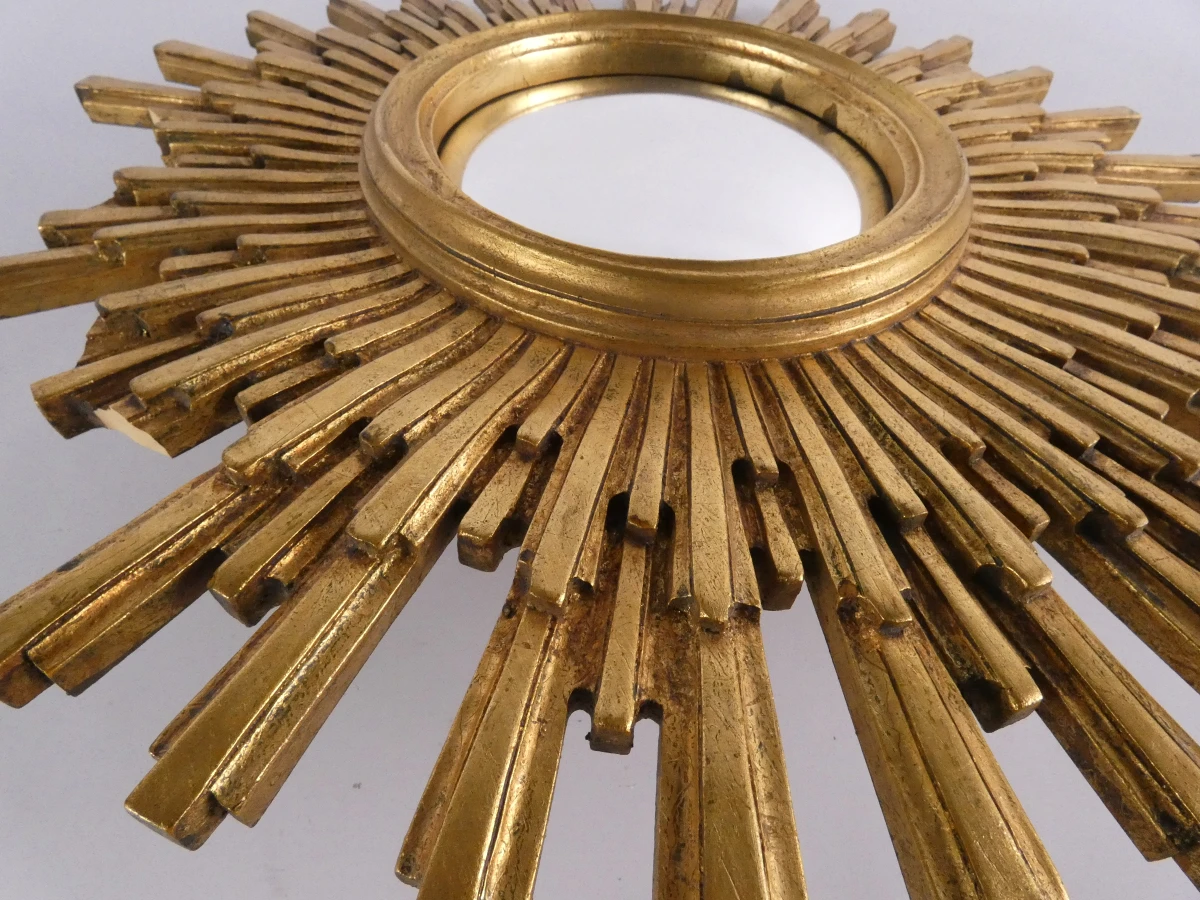 Decoratieve gouden bolle zonnespiegel met beschadigingen