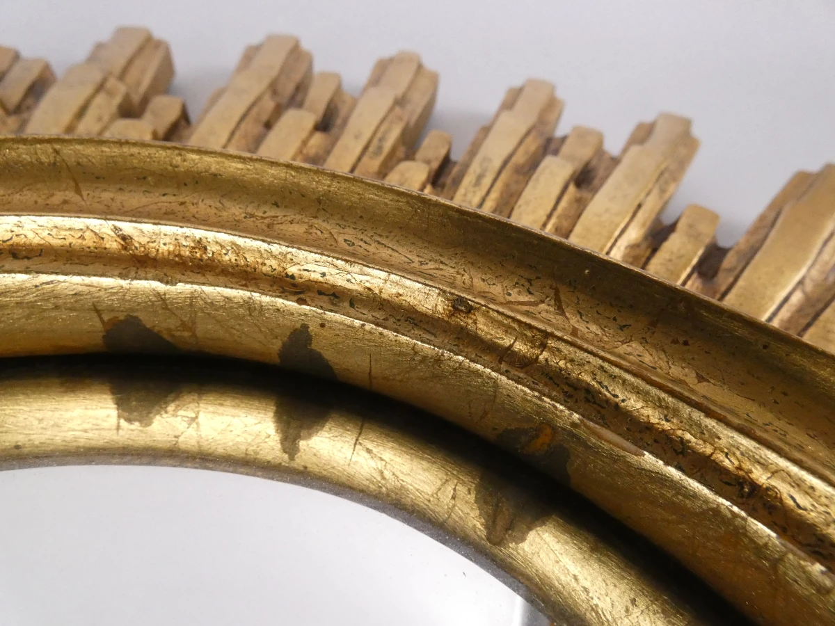 Decoratieve gouden bolle zonnespiegel met beschadigingen