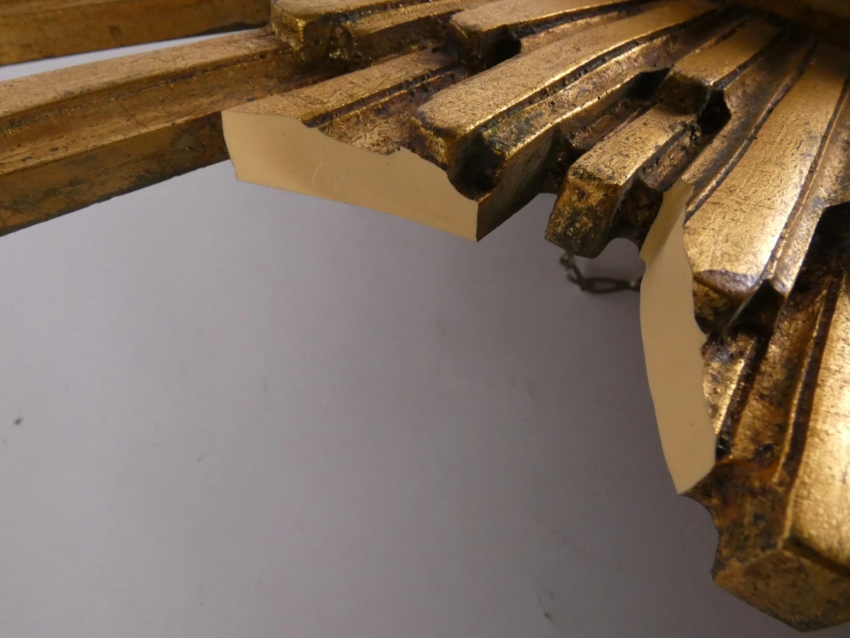 Decoratieve gouden bolle zonnespiegel met beschadigingen