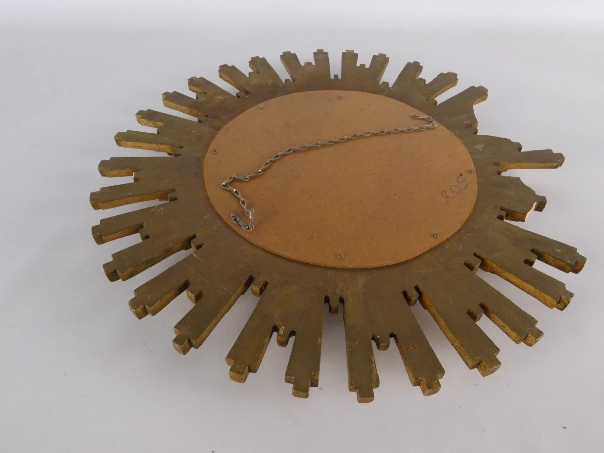 Decoratieve gouden bolle zonnespiegel met beschadigingen