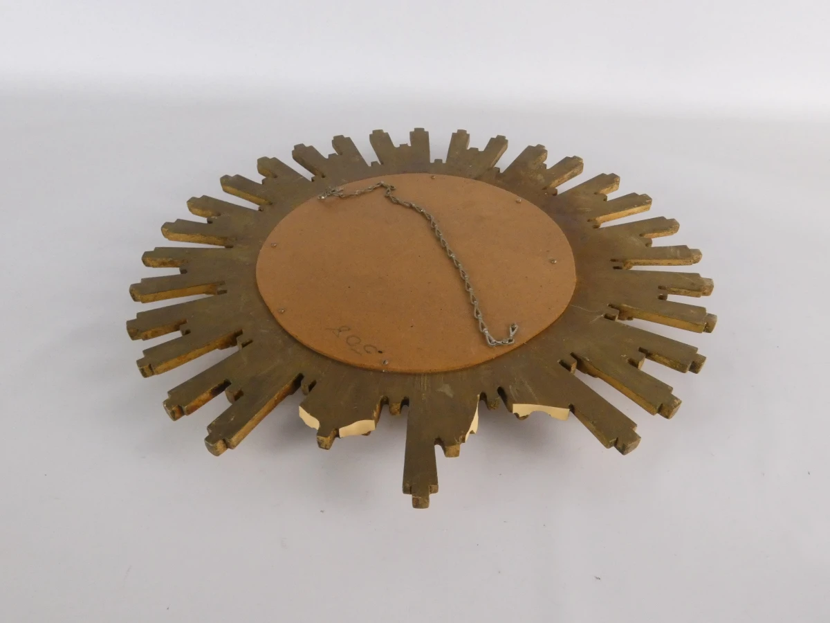 Decoratieve gouden bolle zonnespiegel met beschadigingen
