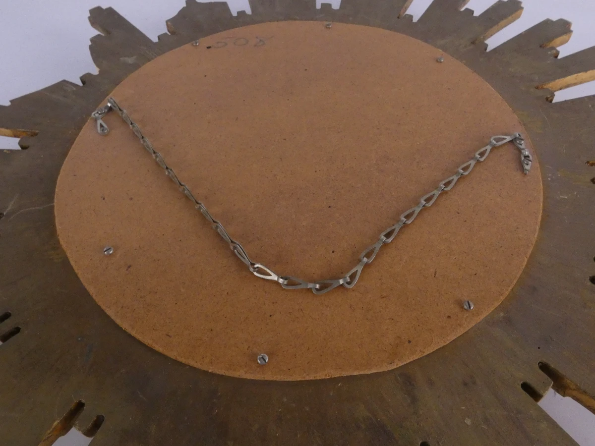 Decoratieve gouden bolle zonnespiegel met beschadigingen