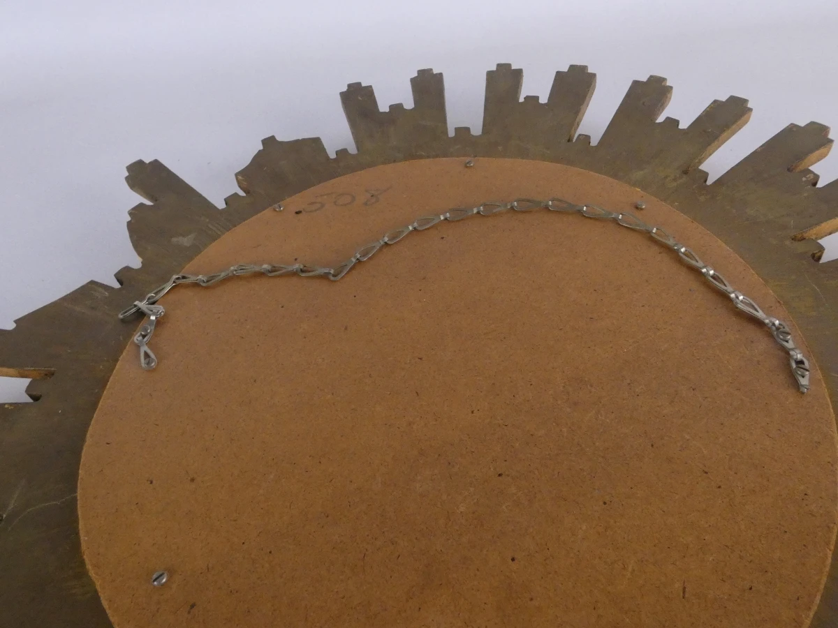Decoratieve gouden bolle zonnespiegel met beschadigingen