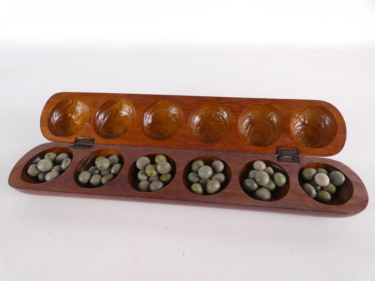 Houten Mancala-spel met plantenzaden