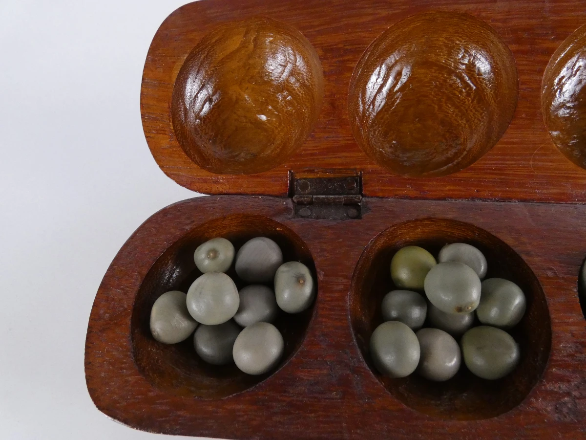Houten Mancala-spel met plantenzaden