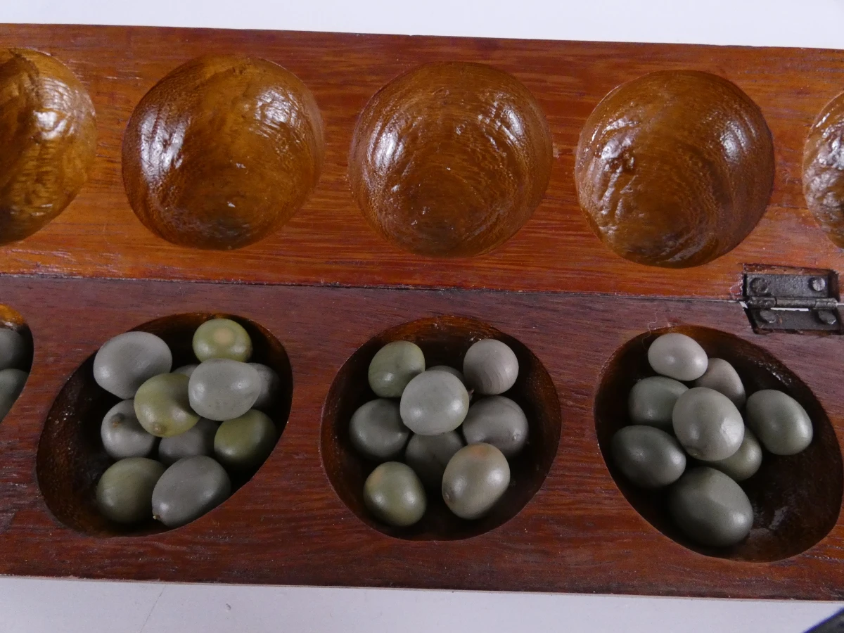 Houten Mancala-spel met plantenzaden