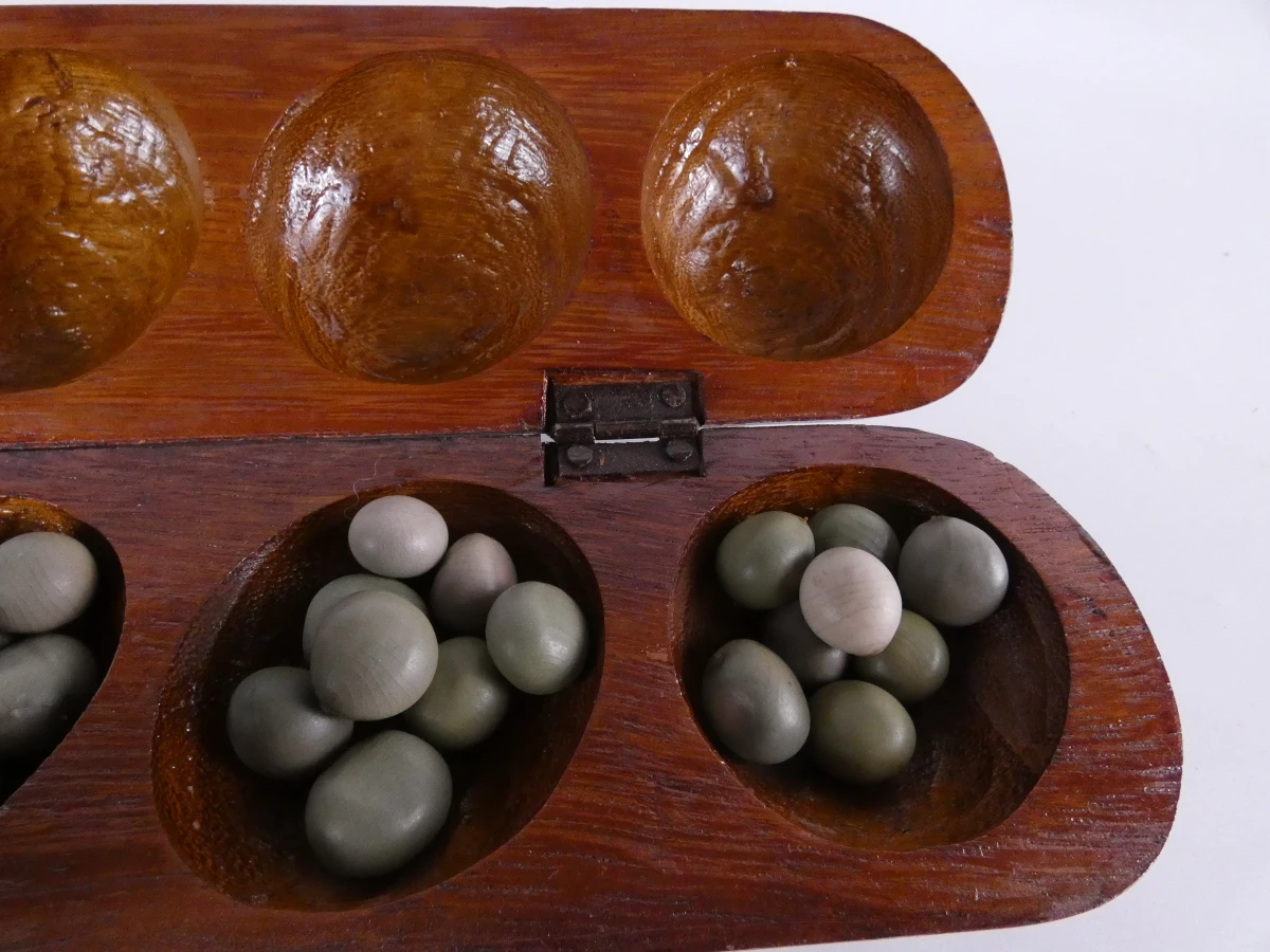 Houten Mancala-spel met plantenzaden