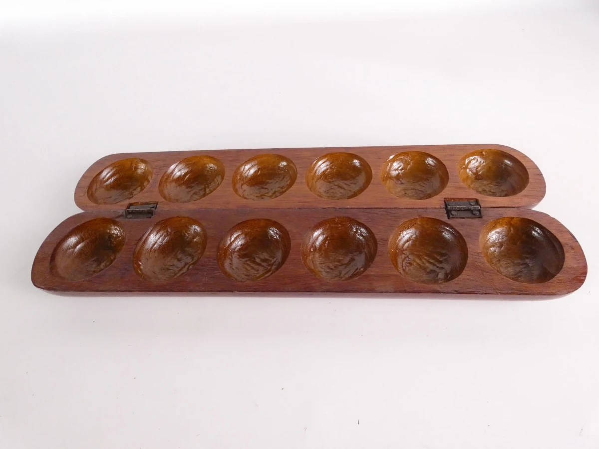 Houten Mancala-spel met plantenzaden