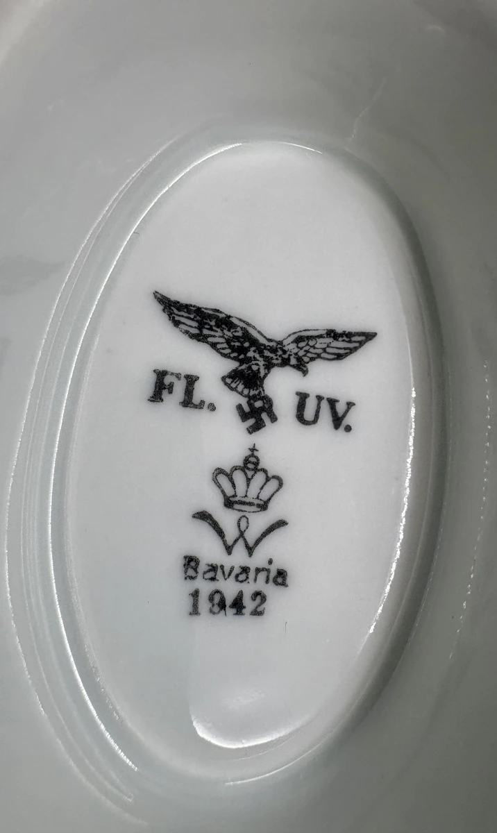 Antieke sauskom met schotel, Bavaria 1942, militaire markering