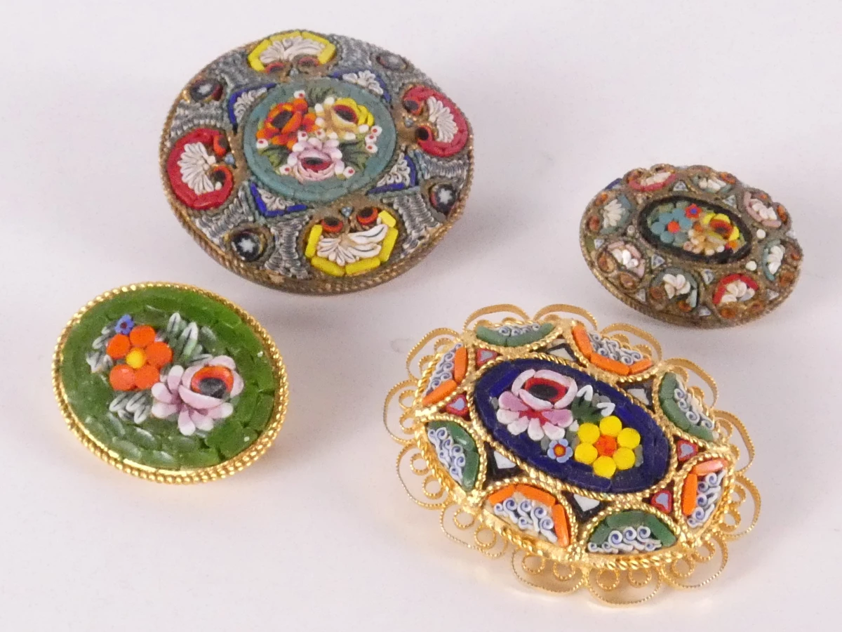 Set van 4 vintage micro mozaïek broches met bloemenmotief