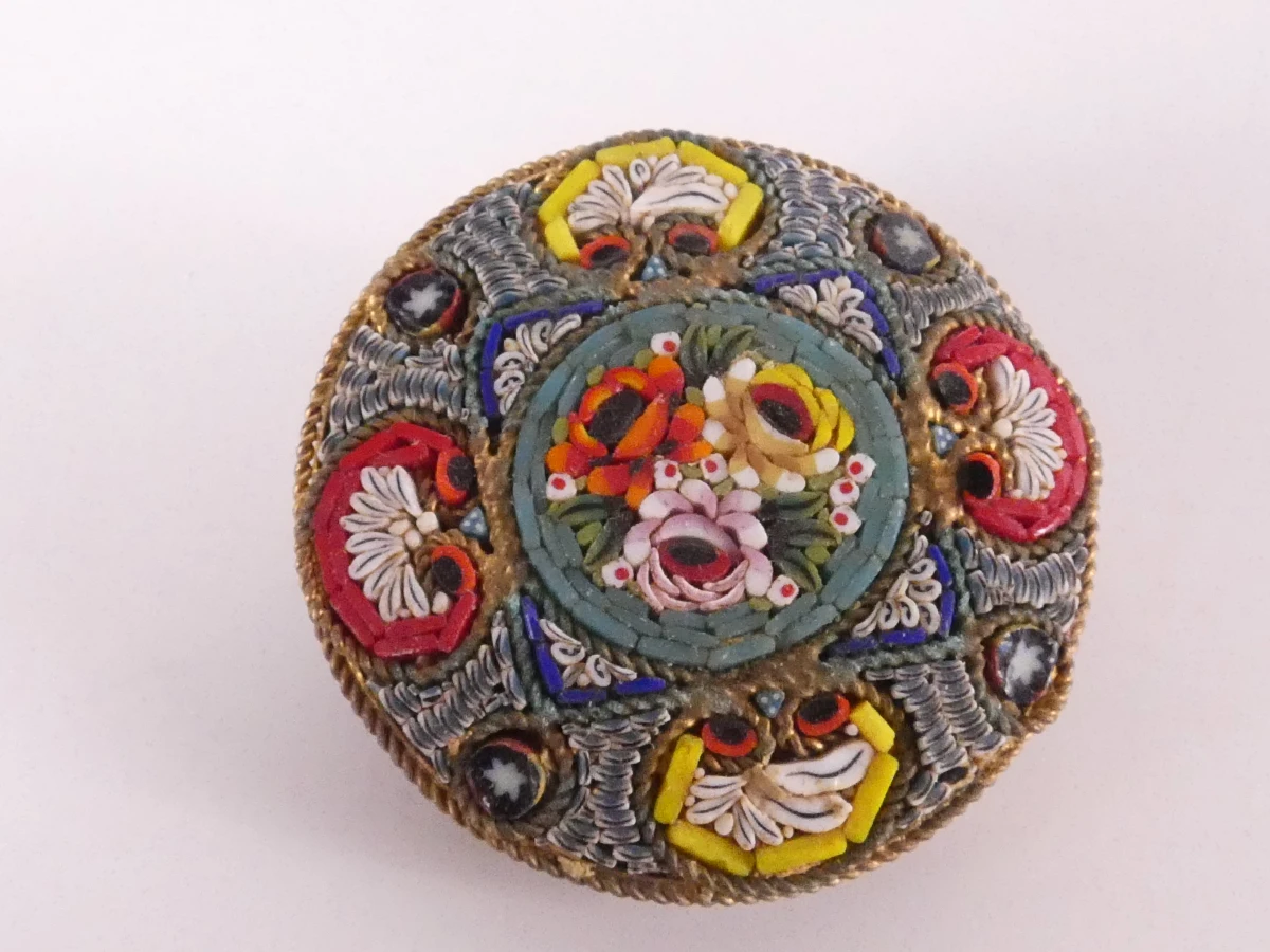 Set van 4 vintage micro mozaïek broches met bloemenmotief