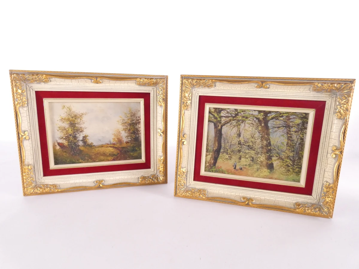 Set van 2 olieverfschilderijen met boslandschap in sierlijke lijsten