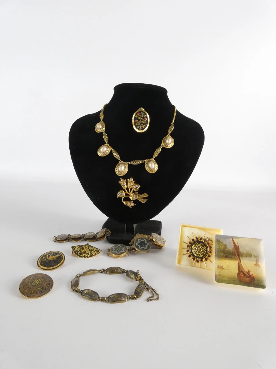 Vergulde vintage sieradenset: kettingen, armbanden, broches