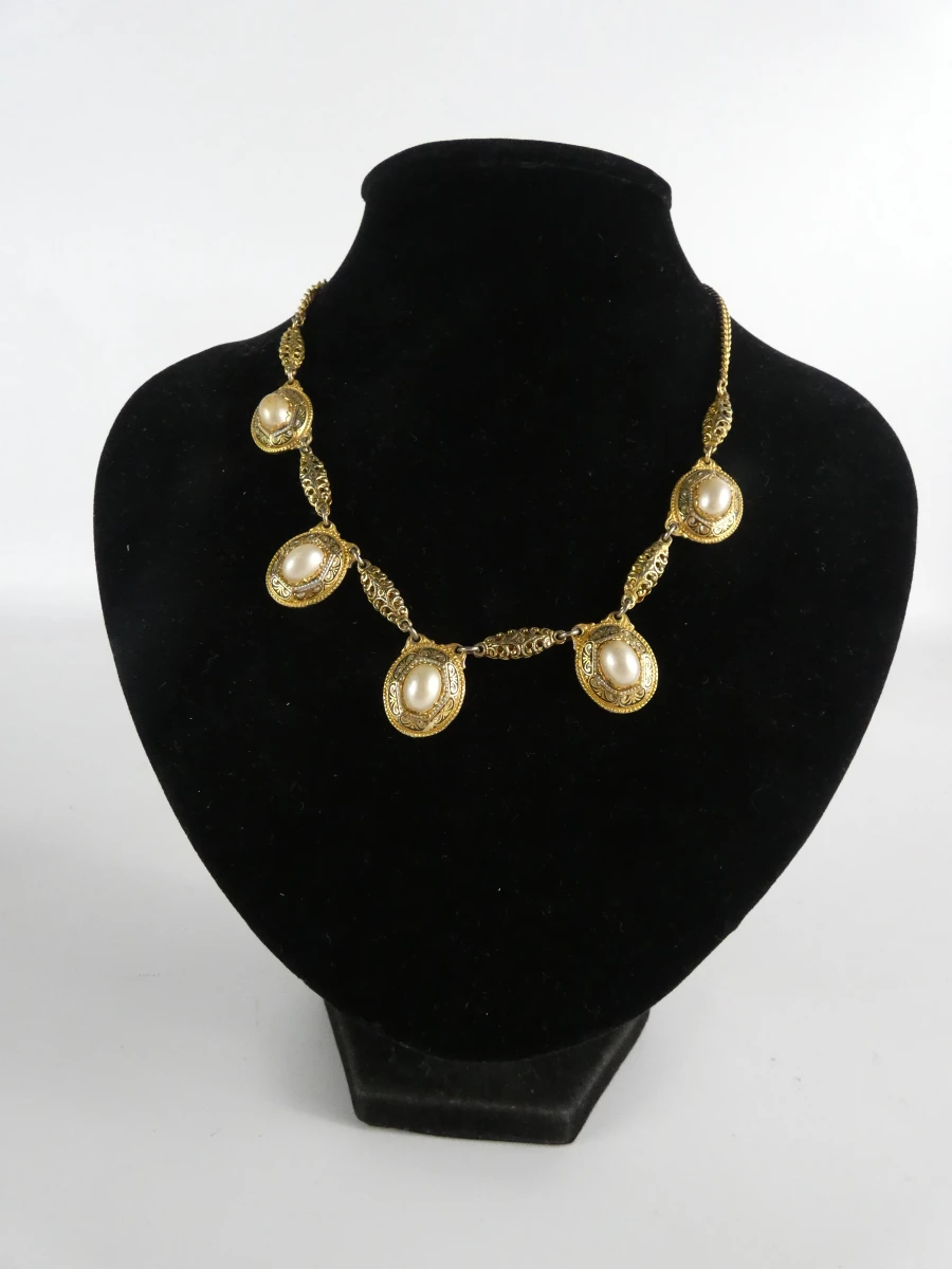 Vergulde vintage sieradenset: kettingen, armbanden, broches