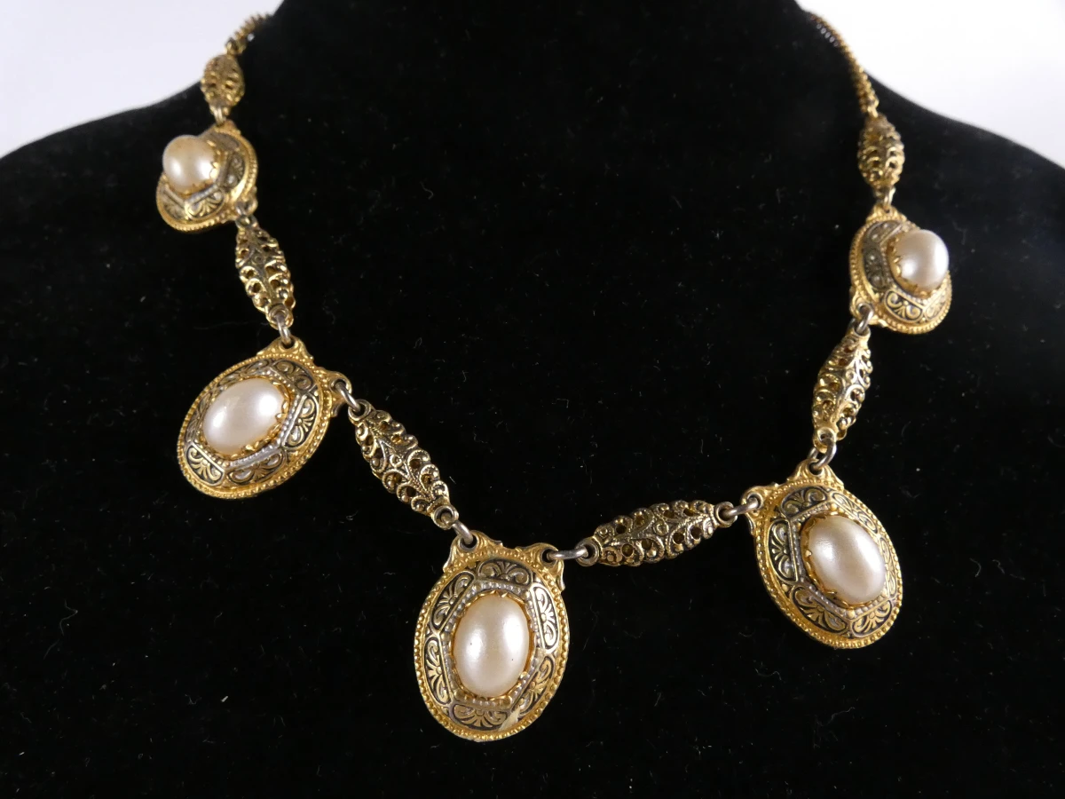 Vergulde vintage sieradenset: kettingen, armbanden, broches
