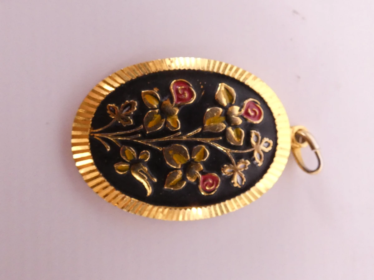 Vergulde vintage sieradenset: kettingen, armbanden, broches