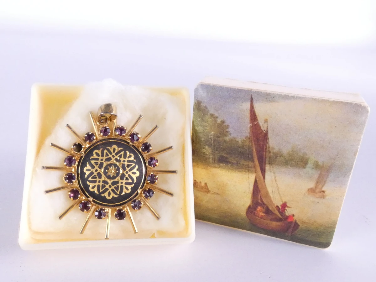 Vergulde vintage sieradenset: kettingen, armbanden, broches