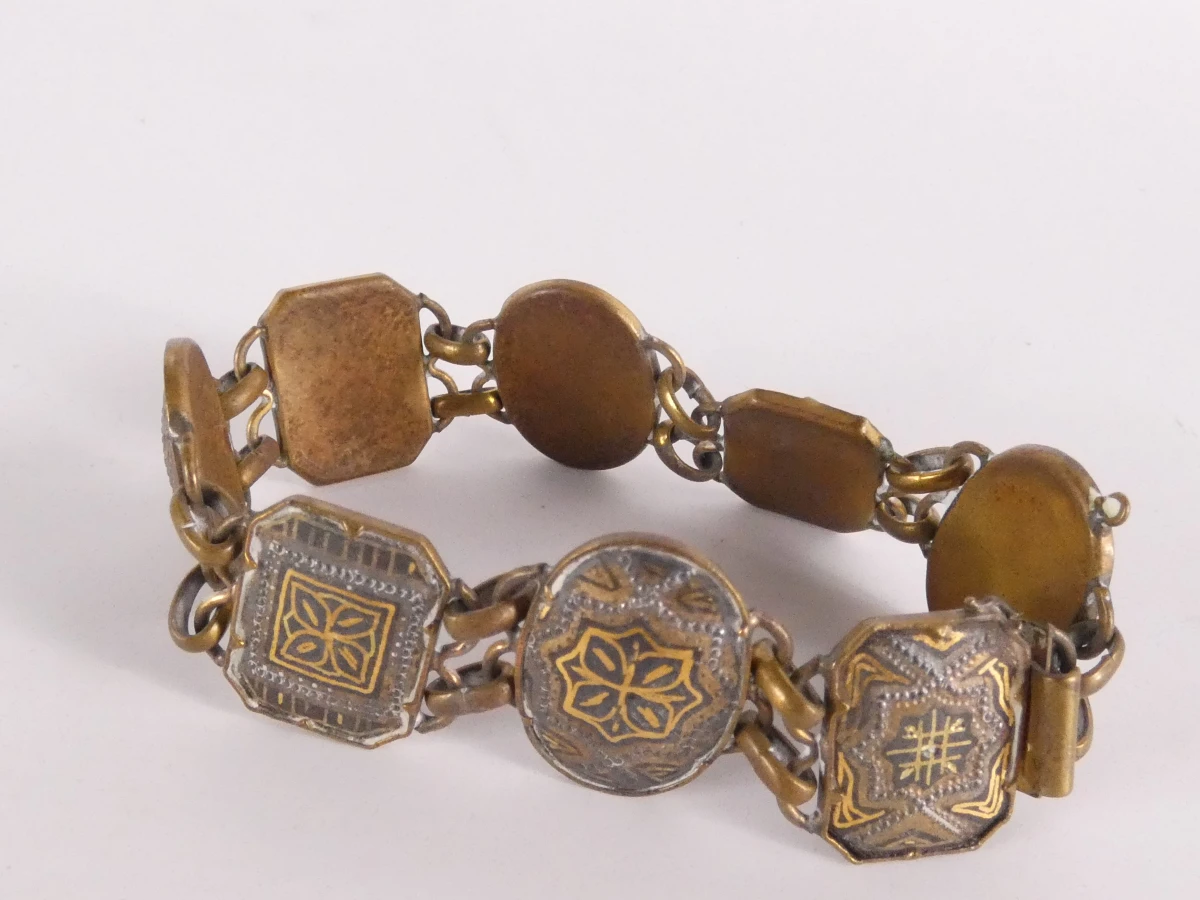 Vergulde vintage sieradenset: kettingen, armbanden, broches