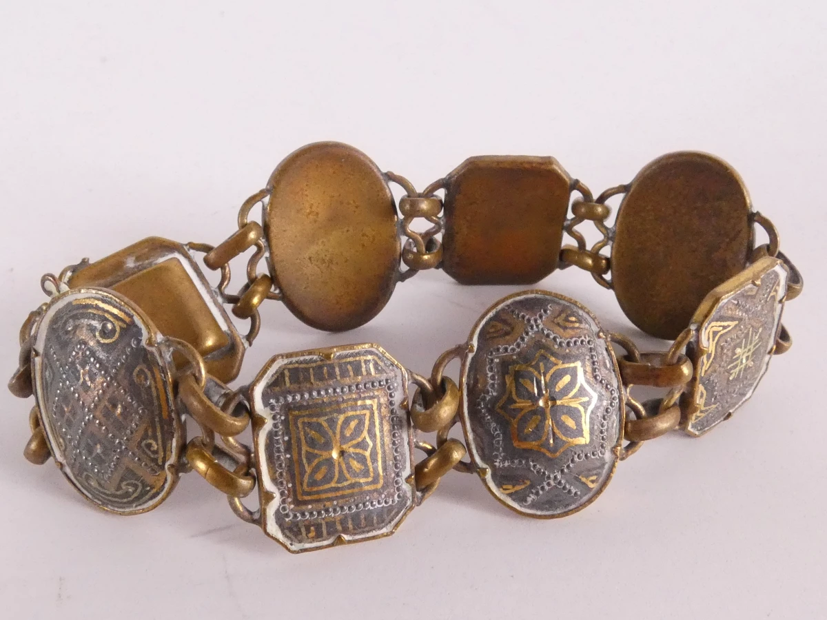 Vergulde vintage sieradenset: kettingen, armbanden, broches