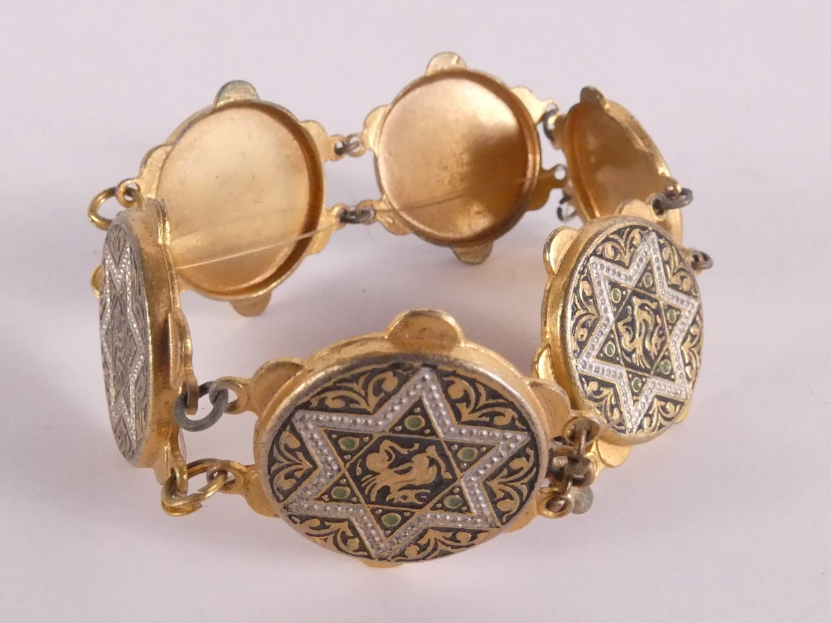 Vergulde vintage sieradenset: kettingen, armbanden, broches