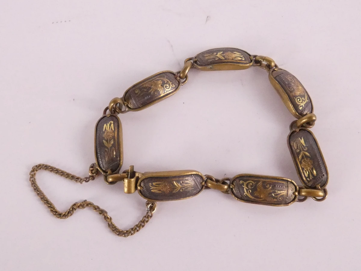 Vergulde vintage sieradenset: kettingen, armbanden, broches