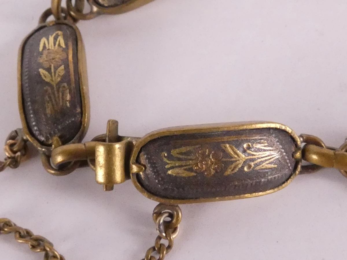Vergulde vintage sieradenset: kettingen, armbanden, broches